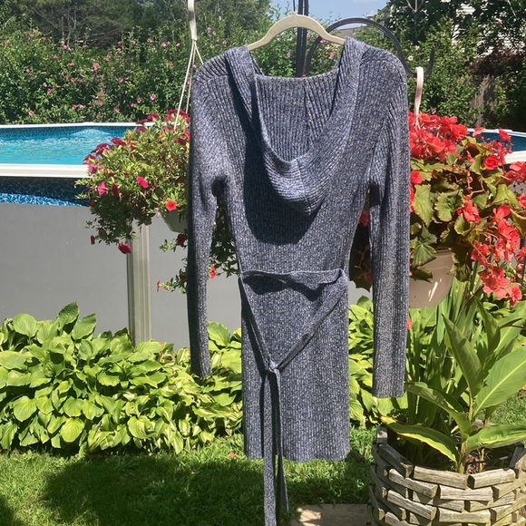 Blue asphalt - L blue and white duster with a hood and tie closure - Picture 8 of 9